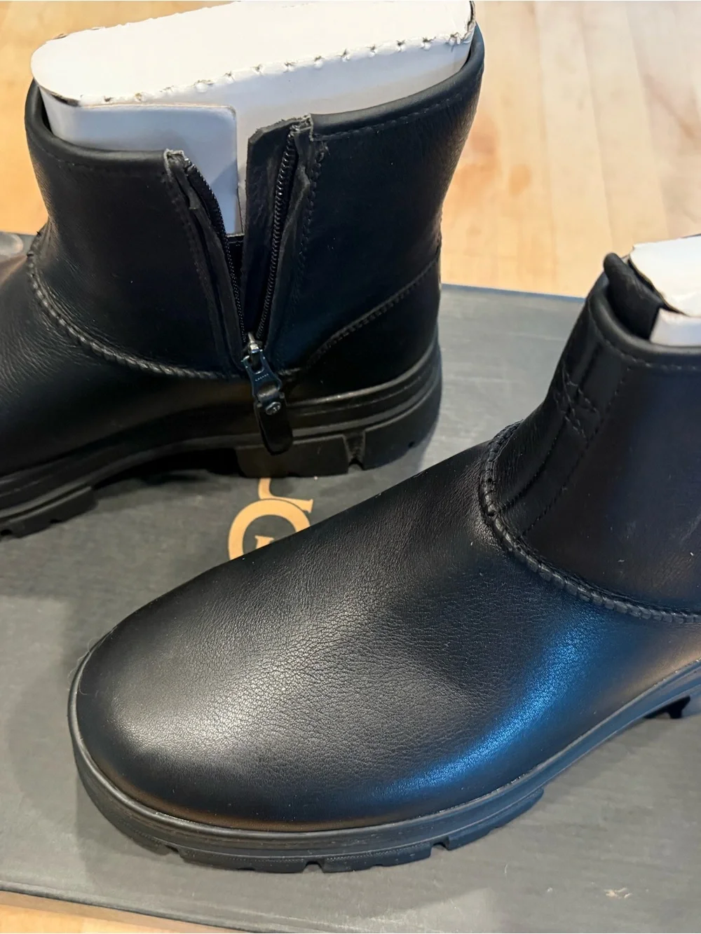 Ugg men’s Skyview zip-up Ankle Boots 11.5